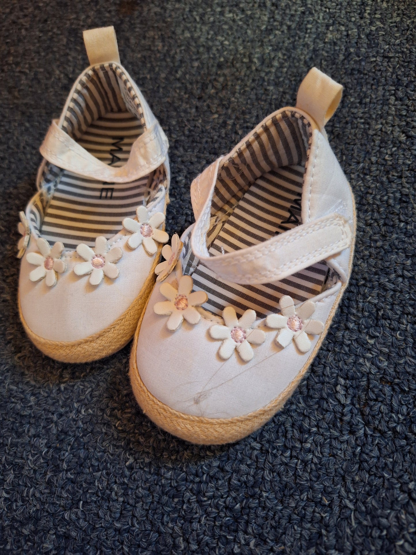 (3-6months ) MAINE white flower shoes